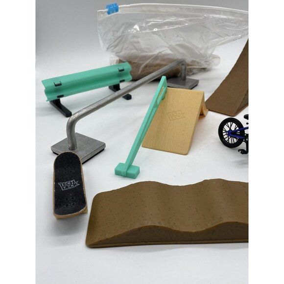 LOT of Tech Deck Fingerboard Cult Finger Bikes Tools Parts Ramps Sand - Picture 4 of 8